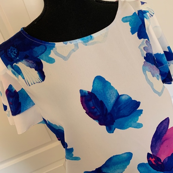 💙💕 Bold & Beautiful Blouse from Banana 💙💕 - Picture 3 of 14